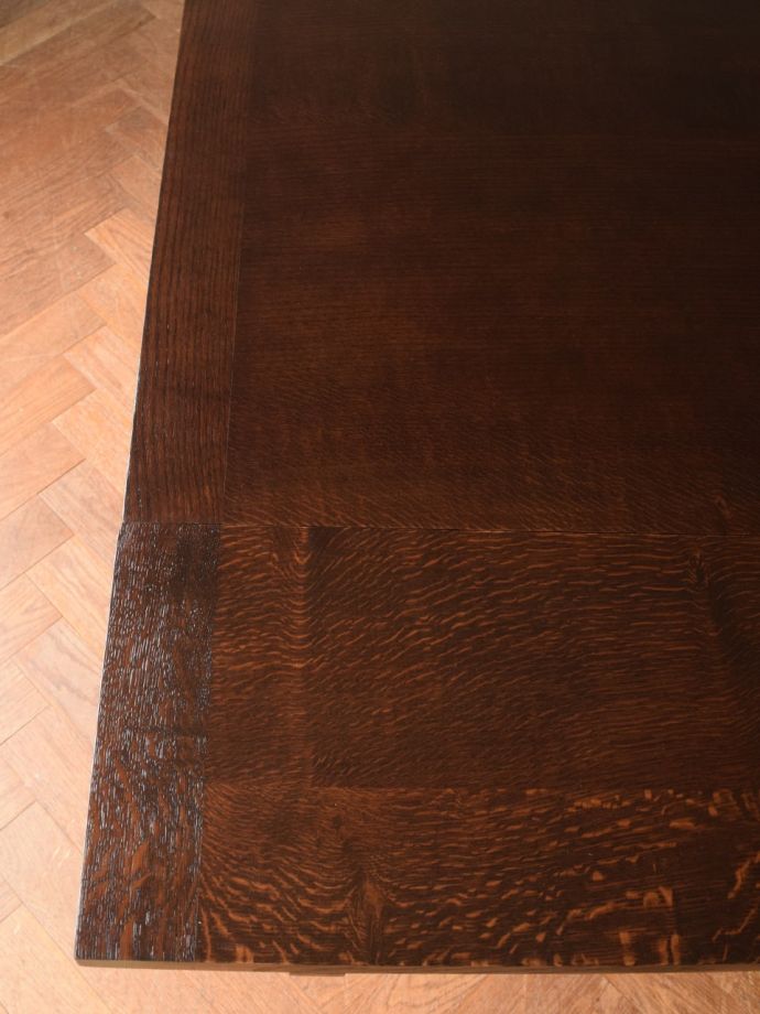 アンティークテーブルの木目