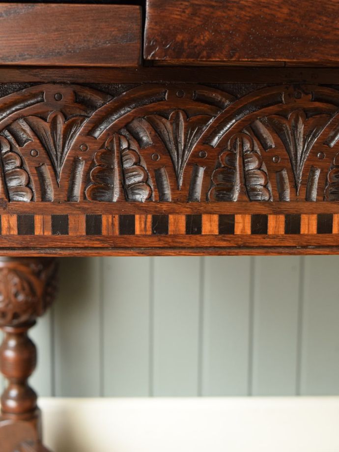 英国アンティーク家具らしい装飾