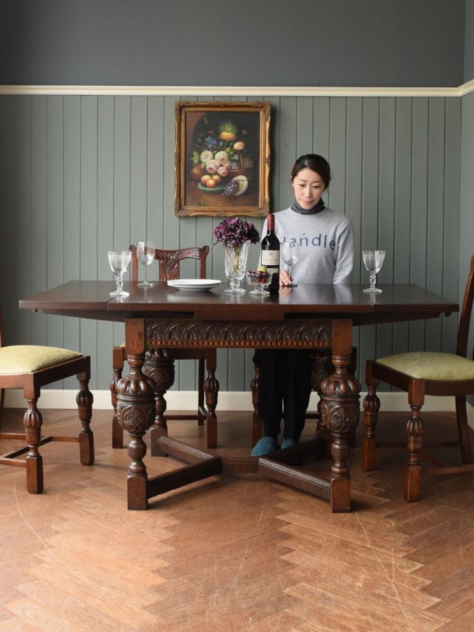 アンティークの伸長式ダイニングテーブル