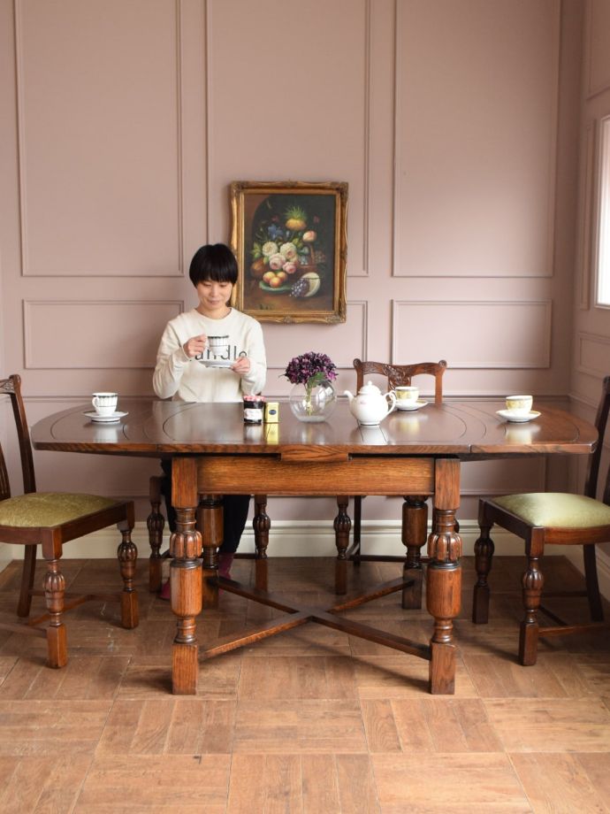 アンティークの伸長式ダイニングテーブル