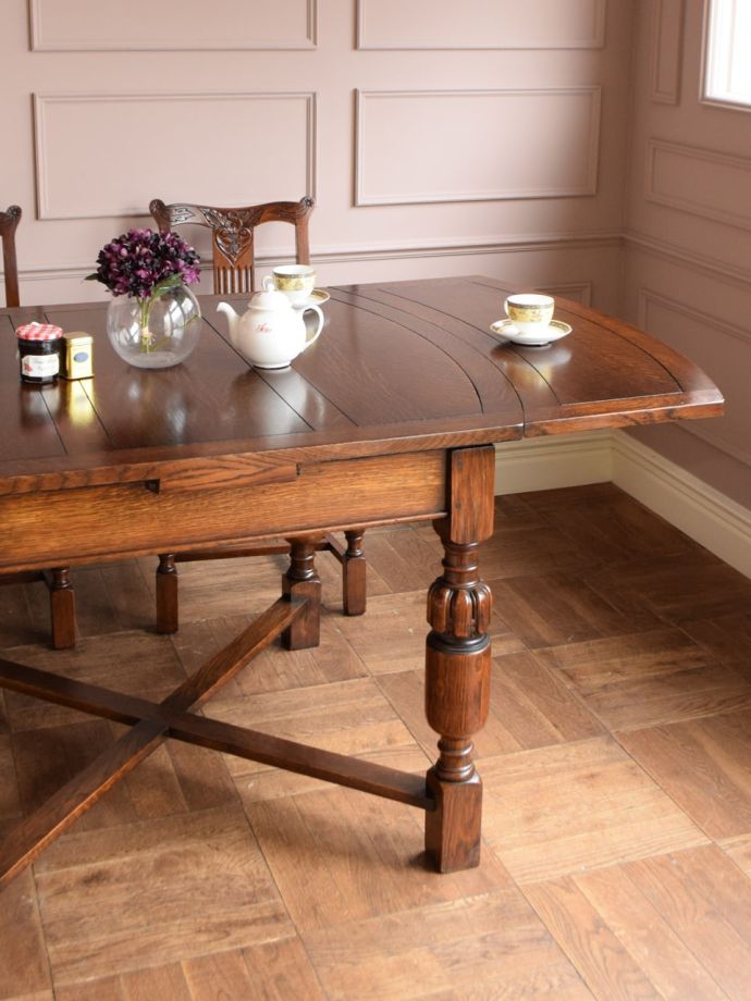 伸長式のおしゃれなアンティークテーブル
