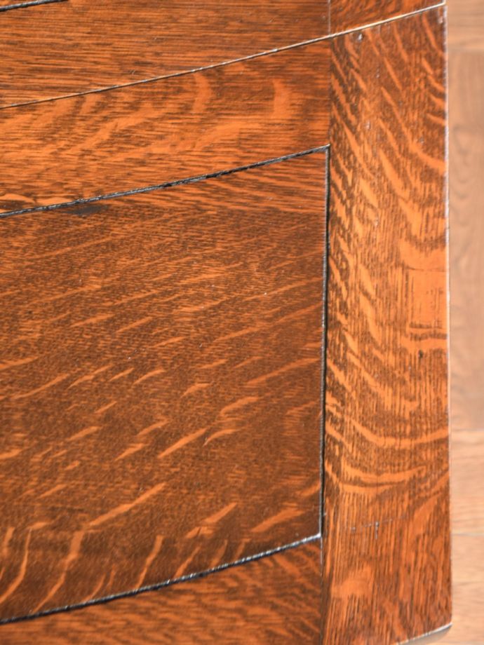 アンティークテーブルの木目