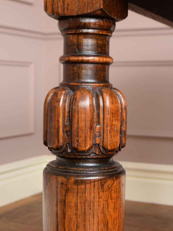 アンティークテーブルの彫