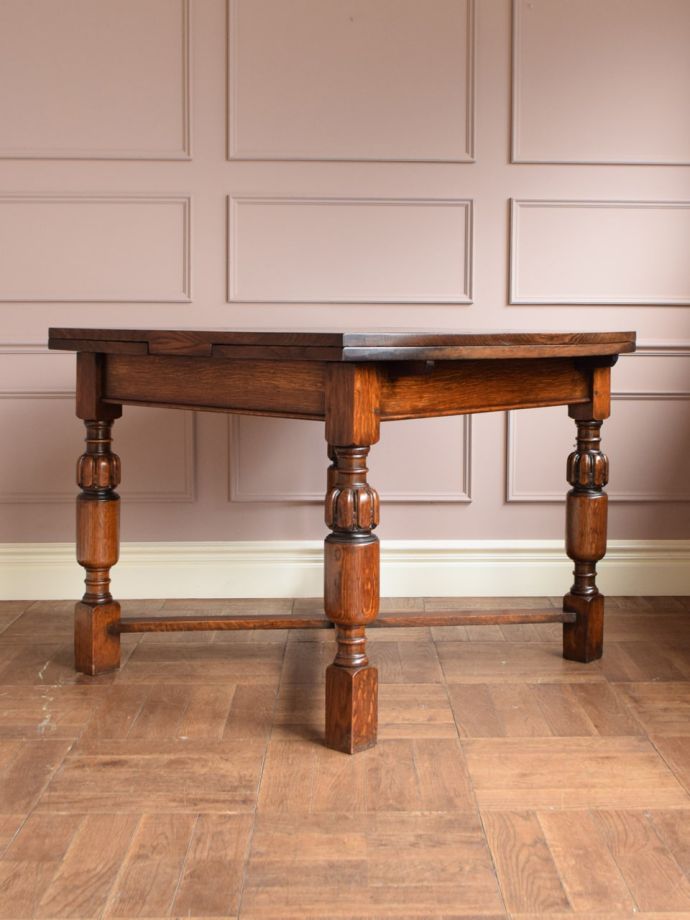 ドローリーフテーブルの横顔