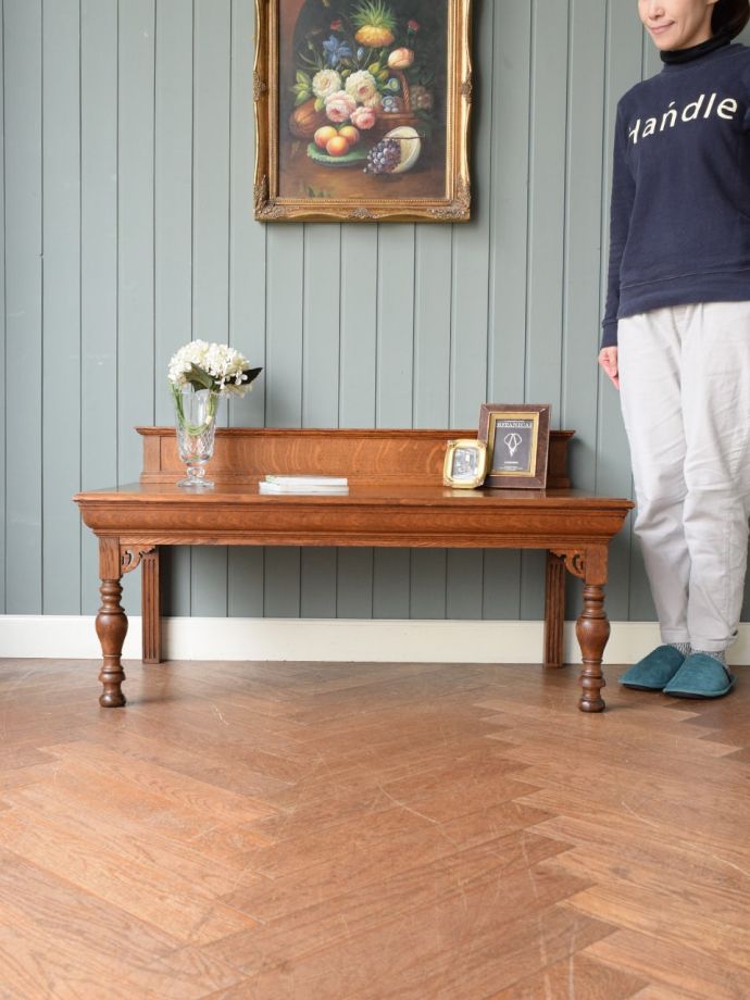 英国アンティークのコンソールテーブル