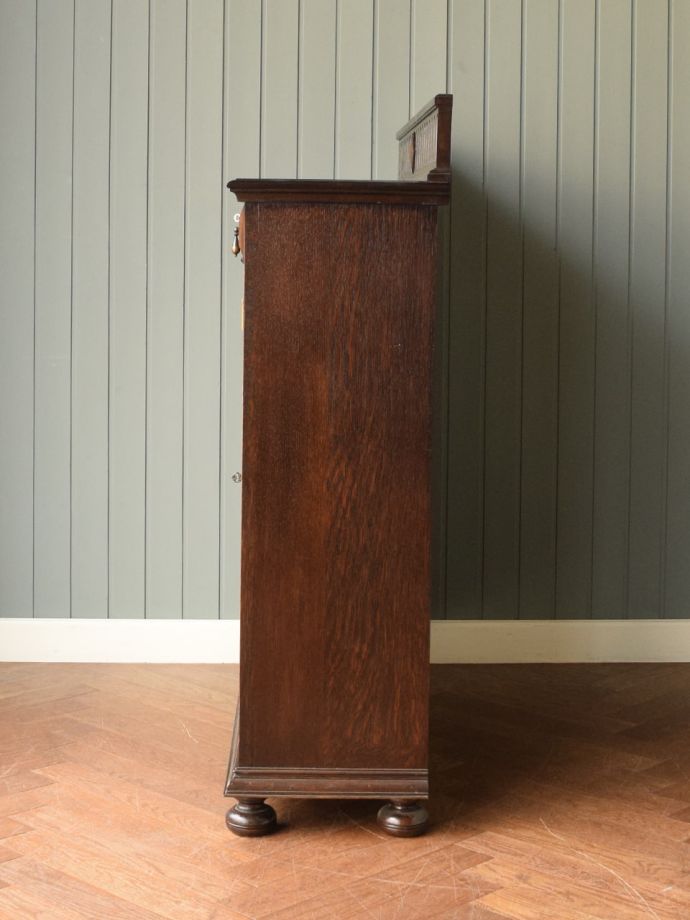 ガラスキャビネットの側面