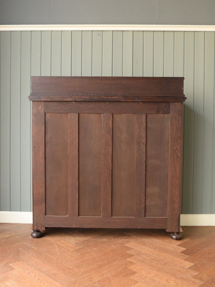 ガラスキャビネットの後ろ姿