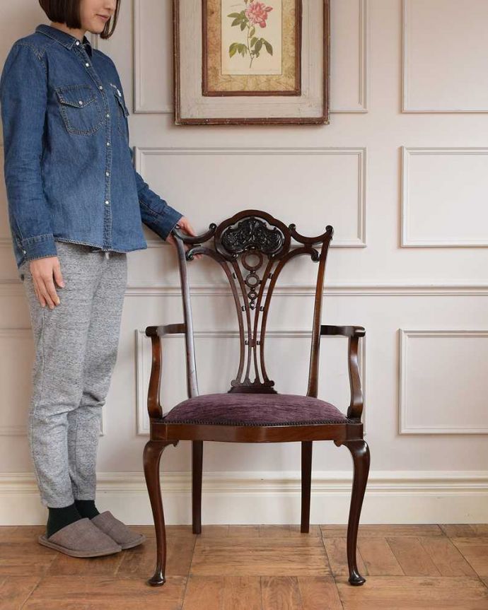 サロンチェア　アンティーク チェア　英国で出会った優雅なアンティークの椅子、ゆったりと座ることができるサロンアームチェア。「見る」だけで幸せになるアンティークの椅子最高級のアンティークチェアは、座って使う楽しみ以外に目で見て楽しめます。(q-321-c)