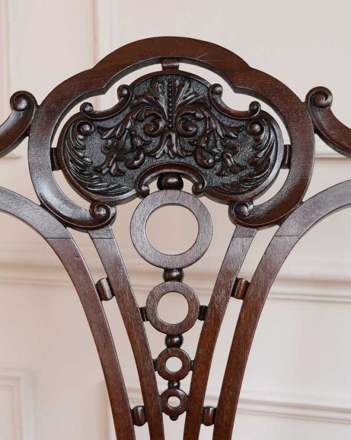 サロンチェア　アンティーク チェア　英国で出会った優雅なアンティークの椅子、ゆったりと座ることができるサロンアームチェア。うっとりするほど細かい細工まだ機械の発達していない時代に、手作業で作られた細かい細工。(q-321-c)