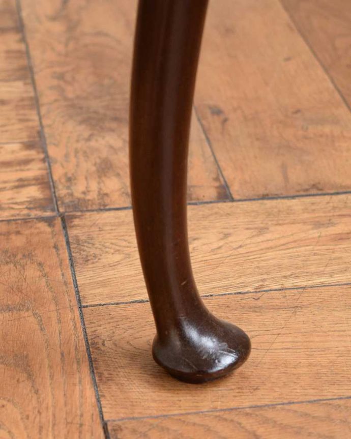 サロンチェア　アンティーク チェア　英国で出会った優雅なアンティークの椅子、ゆったりと座ることができるサロンアームチェア。床を滑らせて移動出来ますHandleではアンティークチェアの脚の裏にフェルトキーパーをお付けしています。(q-321-c)