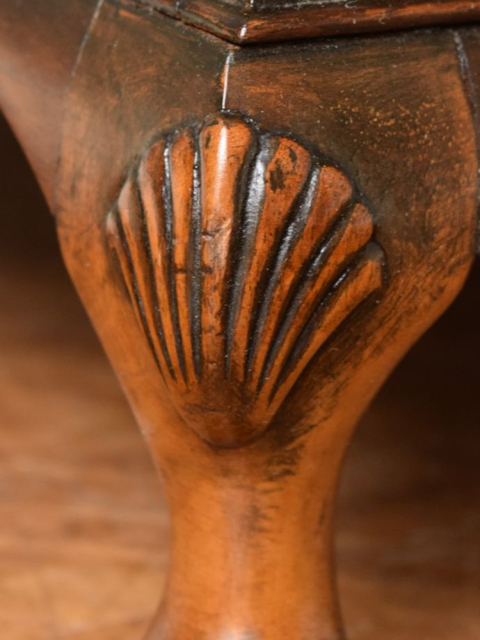 ビューローの華やかな装飾