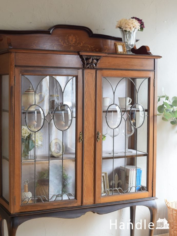 ステンドグラスの扉が美しいキャビネット