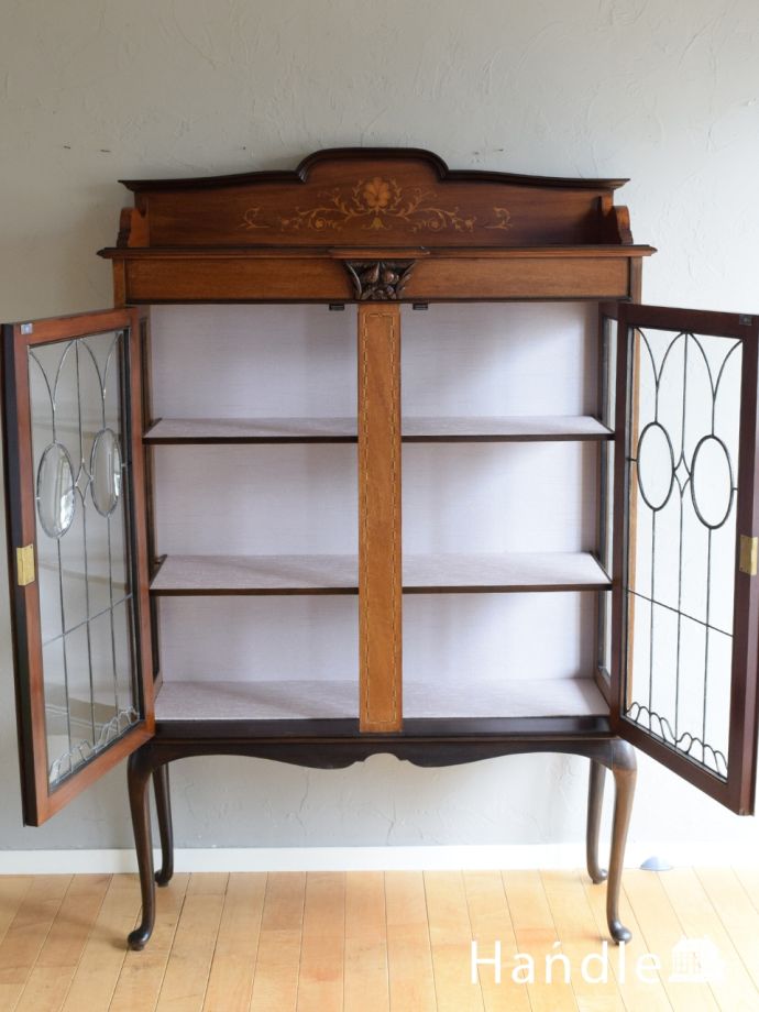 キャビネットの扉の中