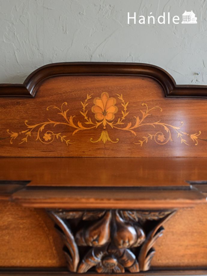 キャビネットの華やかな装飾