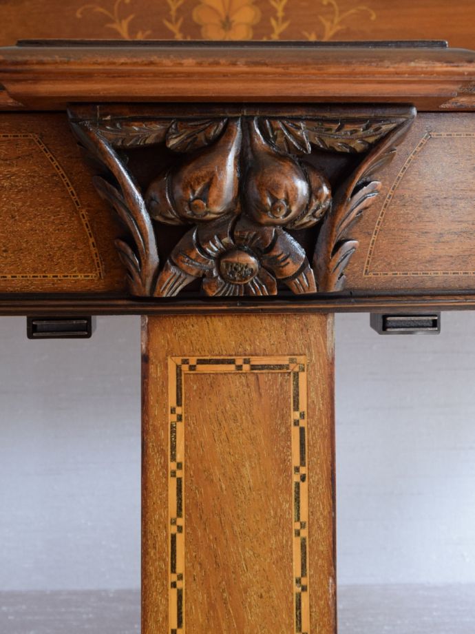 アンティーク家具らしい装飾