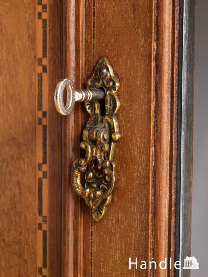 アンティーク家具の取っ手と鍵