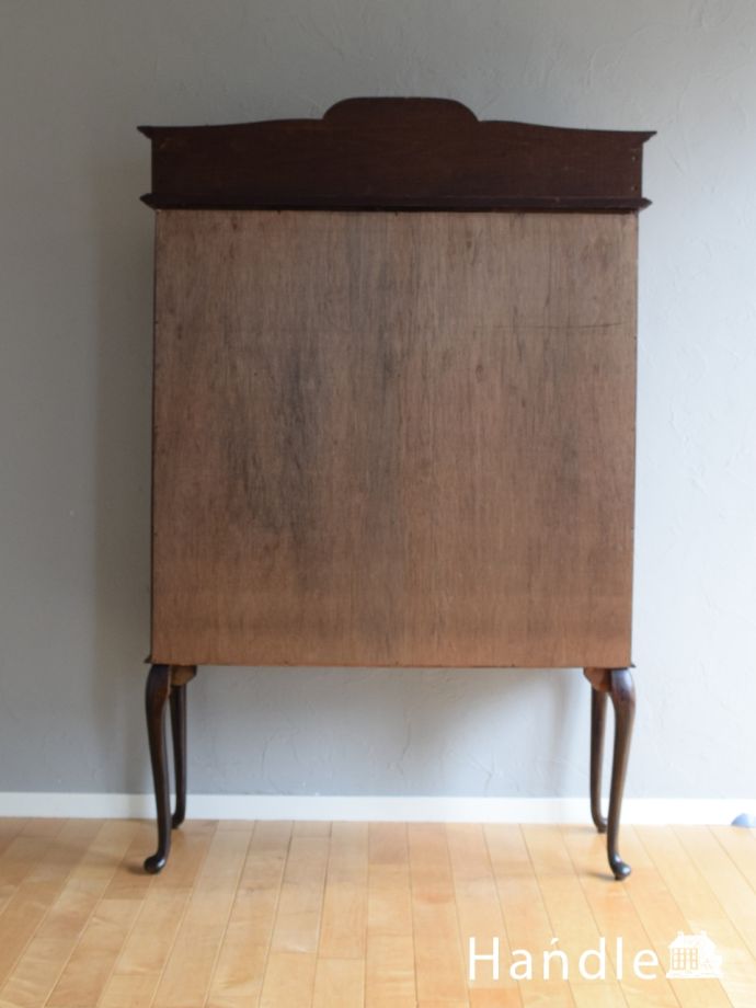 キャビネットの後ろ姿