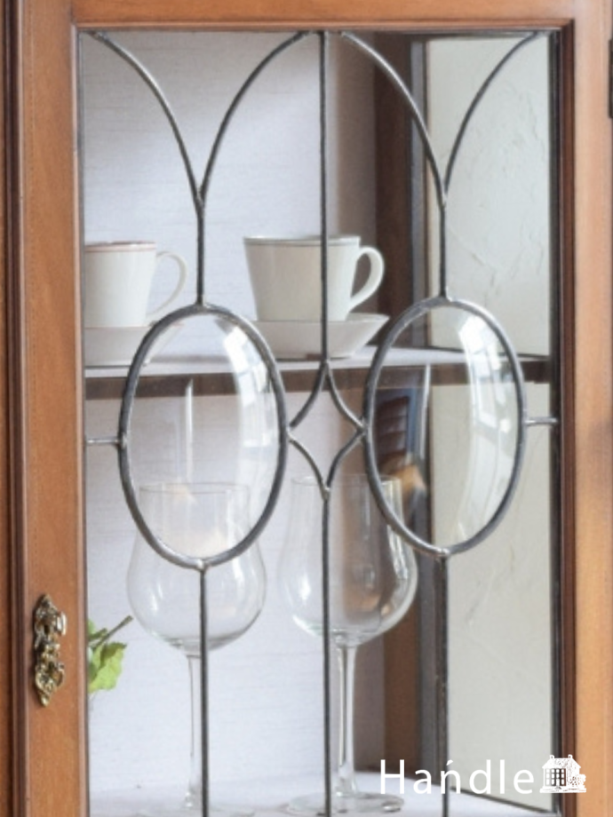 キャビネットの美しいガラス扉