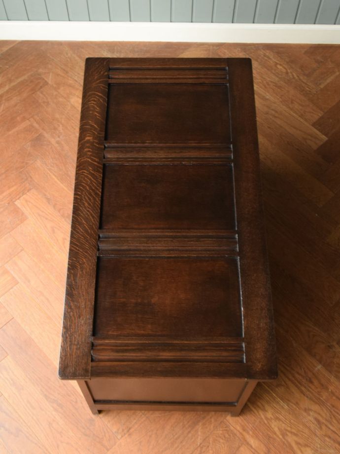 アンティークのブランケットボックスの天板