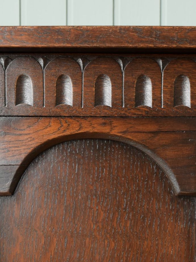 英国アンティーク家具らしい装飾