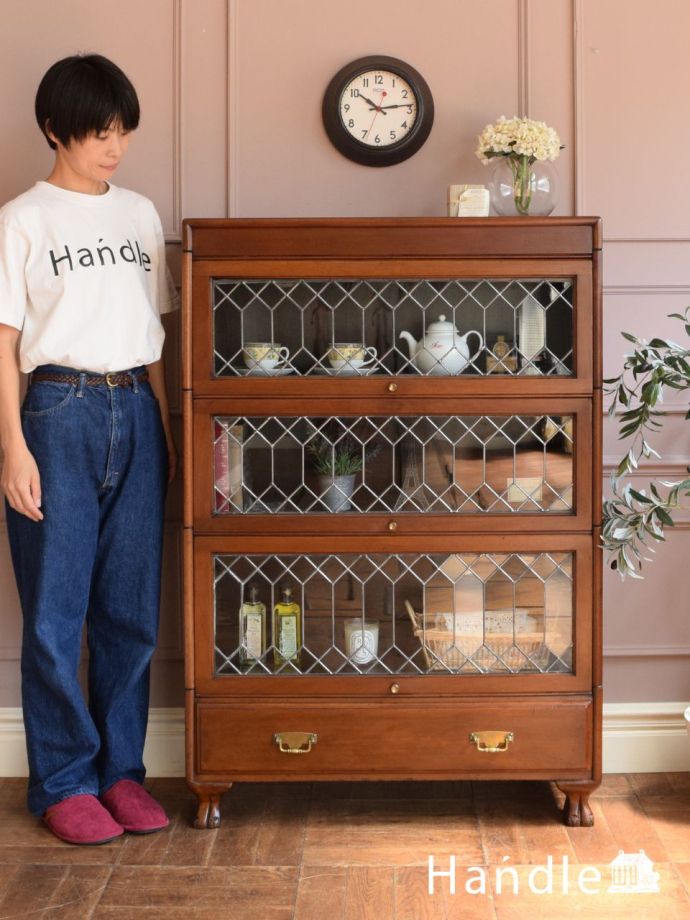 イギリスから届いたアンティークの本棚、ステンドグラスがおしゃれな