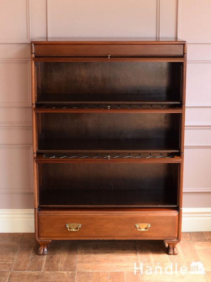 イギリスから届いたアンティークの本棚、ステンドグラスがおしゃれな