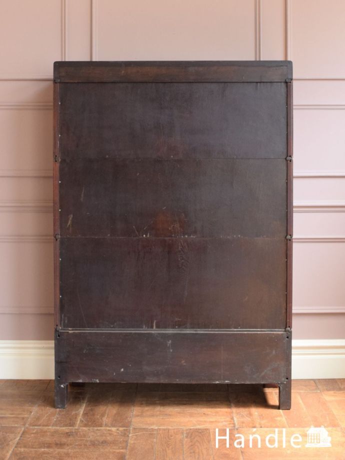 キャビネットの後ろ姿