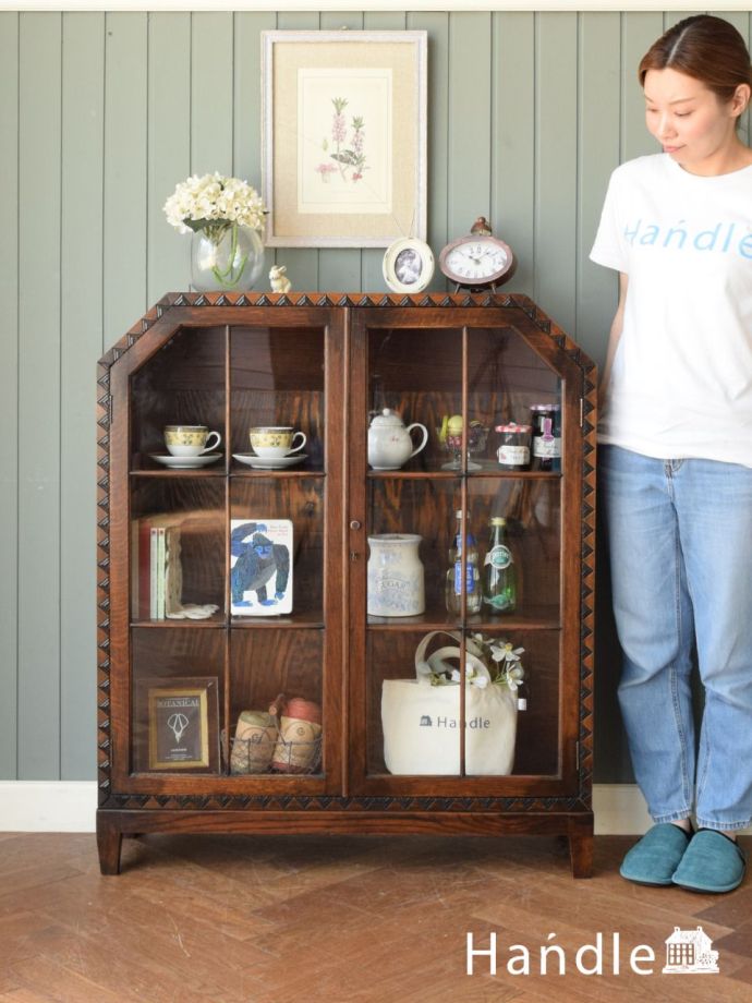 英国アンティークのキャビネット
