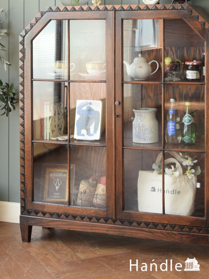 アンティーク家具らしさが漂うキャビネット