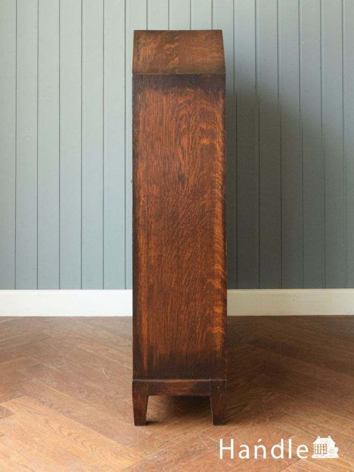 ガラスキャビネットの側面