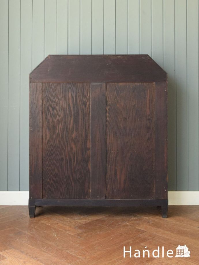 ガラスキャビネットの後ろ姿