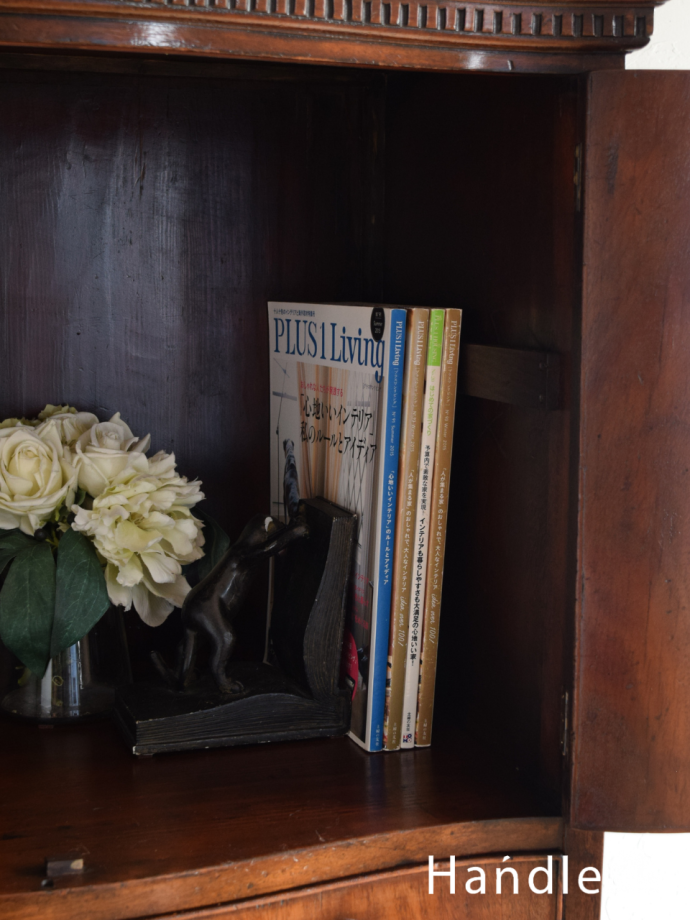 収納たっぷりのカップボードチェスト