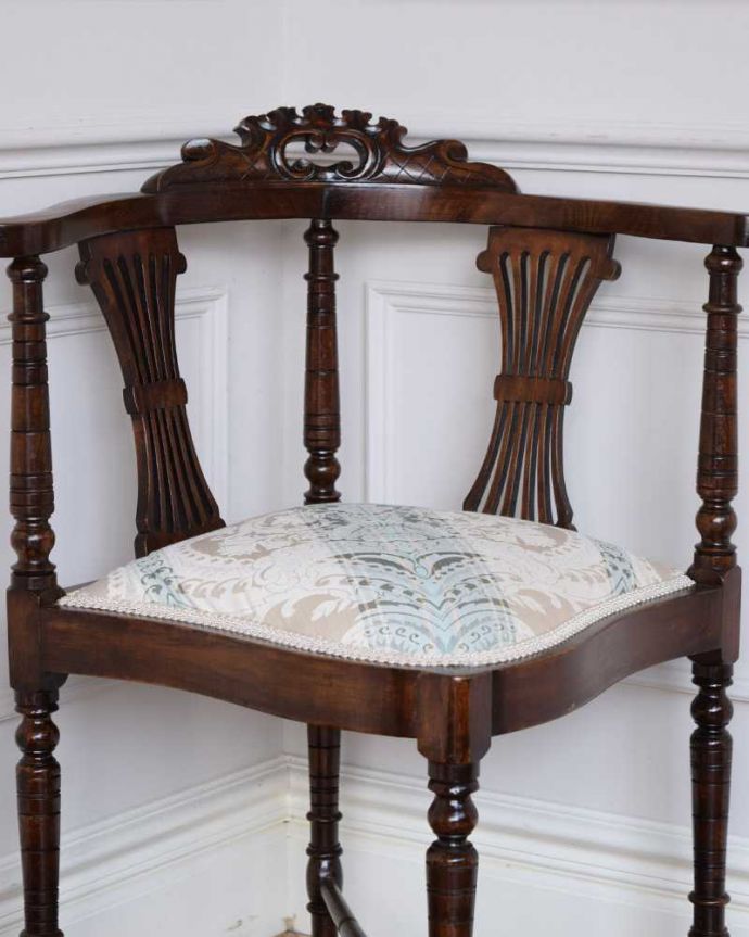 背もたれが美しいアンティークの椅子