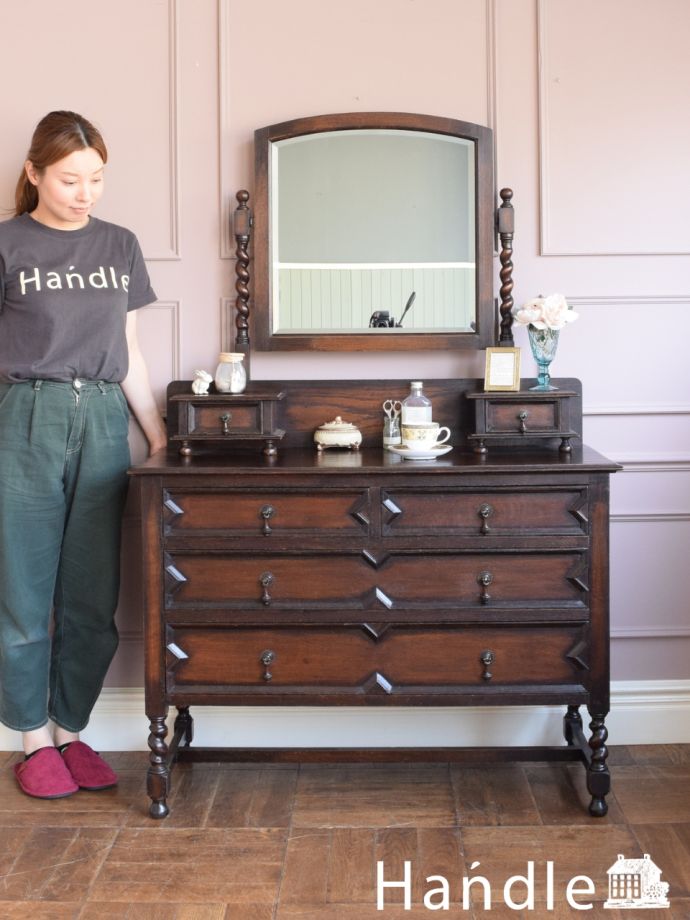 英国アンティークのドレッサー