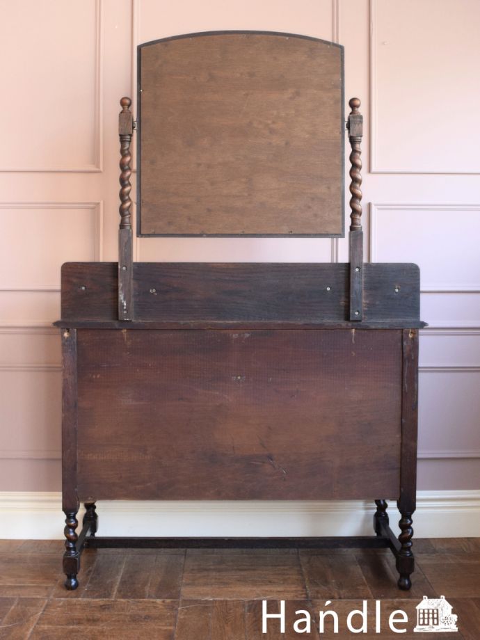 ドレッサーの後ろ姿