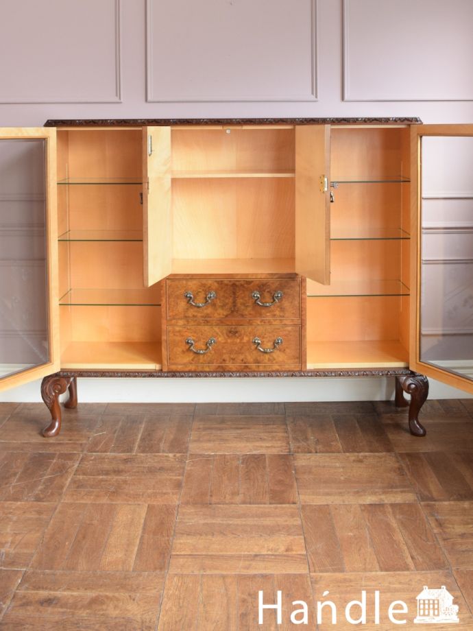 ガラスキャビネットの扉の中