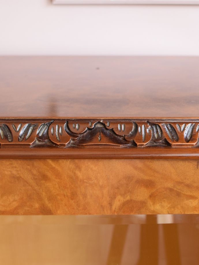 英国アンティーク家具らしい彫