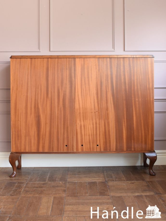 キャビネットの後ろ姿