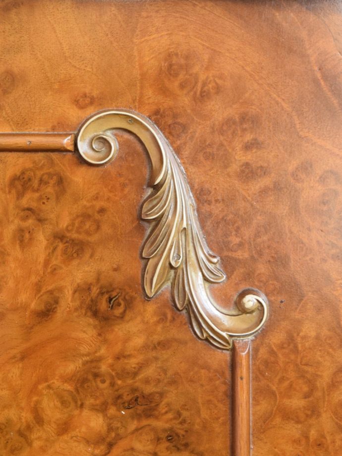 英国アンティーク家具らしい彫