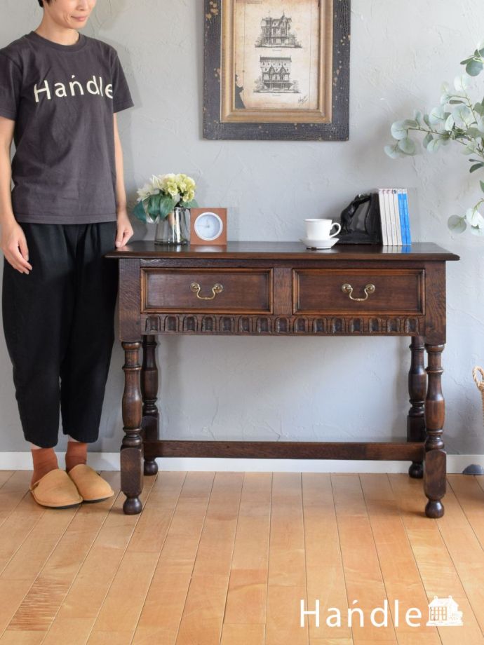 英国アンティークのコンソールテーブル