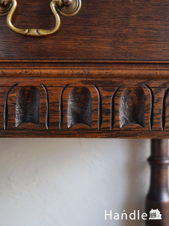 英国アンティーク家具らしい彫