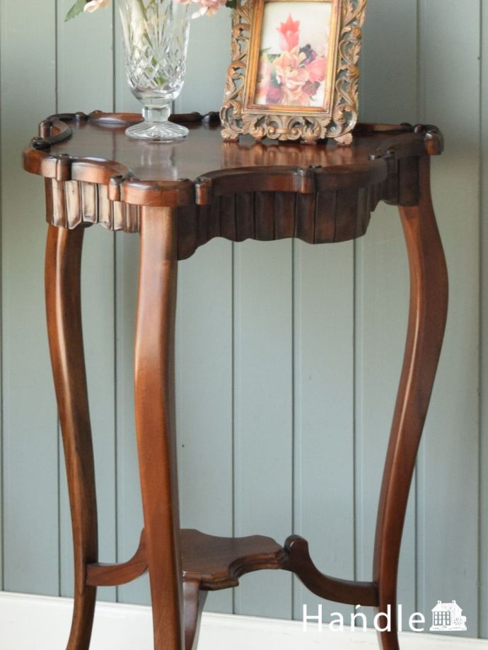 英国のアンティーク家具らしいデザイン