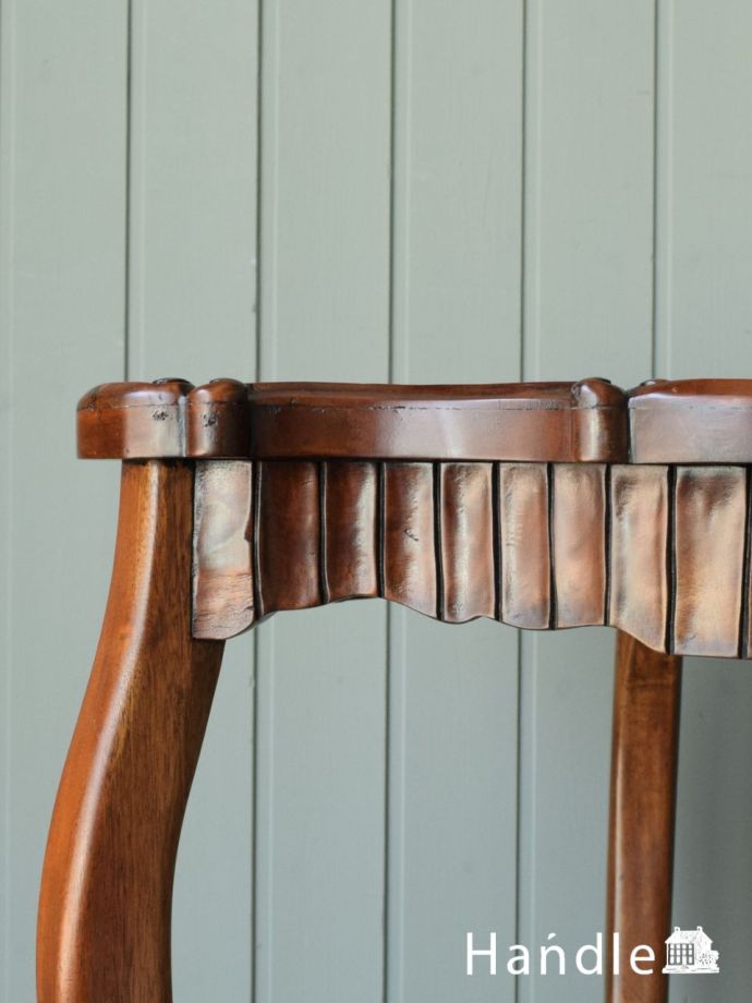 英国アンティーク家具らしい装飾