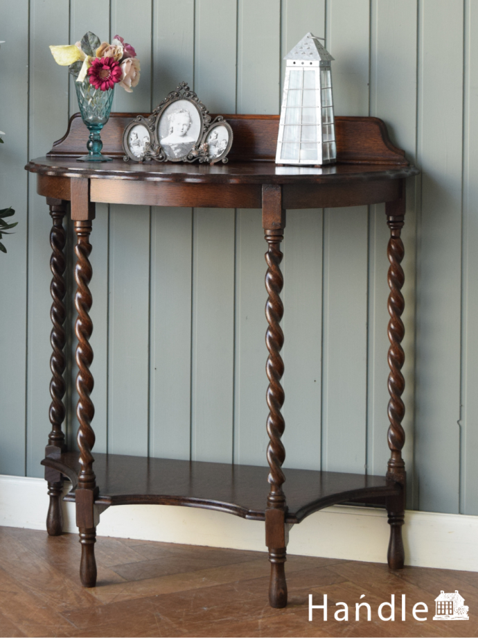 アンティーク家具らしさが漂うコンソールテーブル