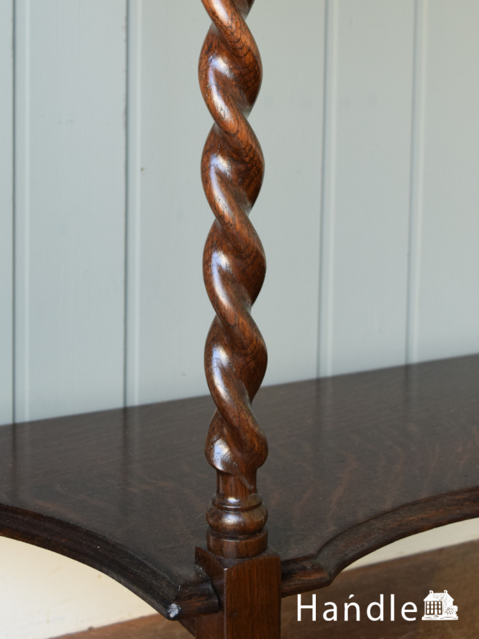 英国アンティーク家具らしい彫