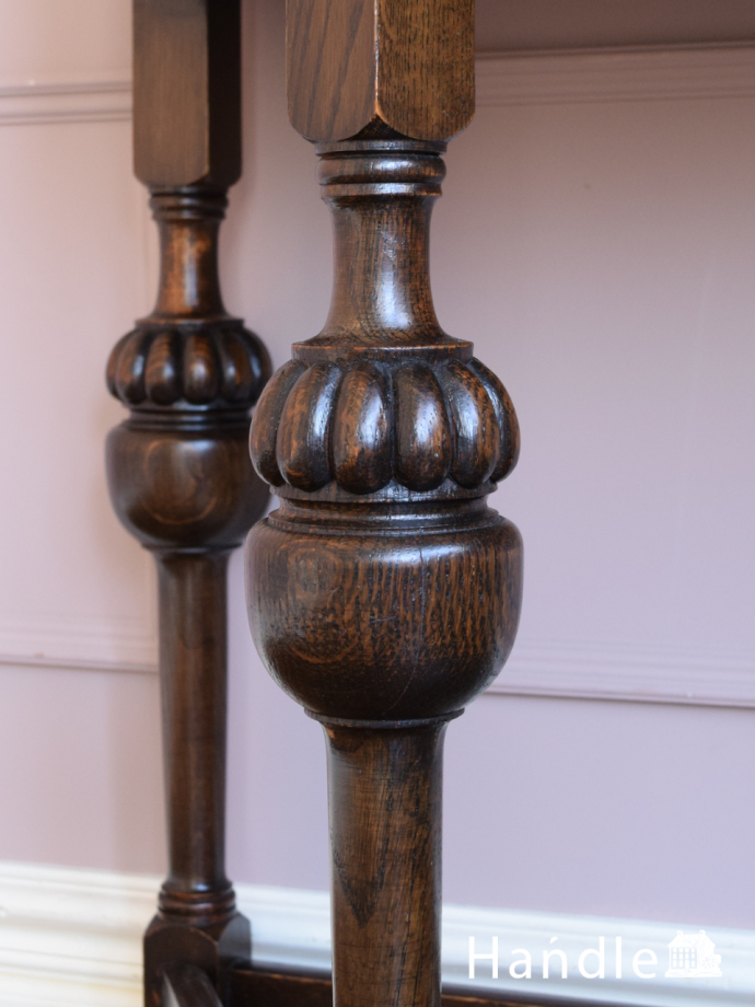 英国アンティーク家具らしい装飾