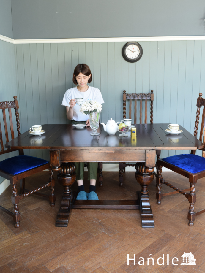 アンティークの伸長式ダイニングテーブル