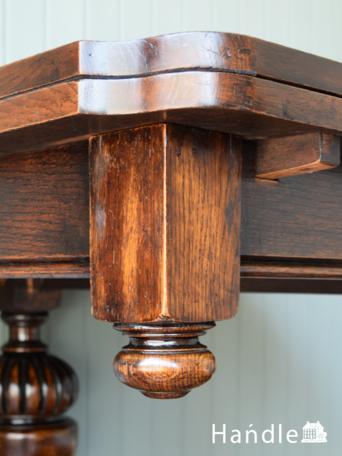 アンティークテーブルの彫