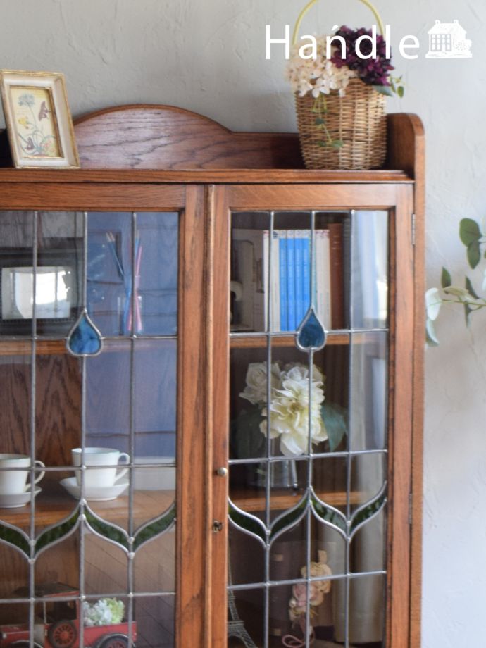 ステンドグラスの扉が美しいキャビネット