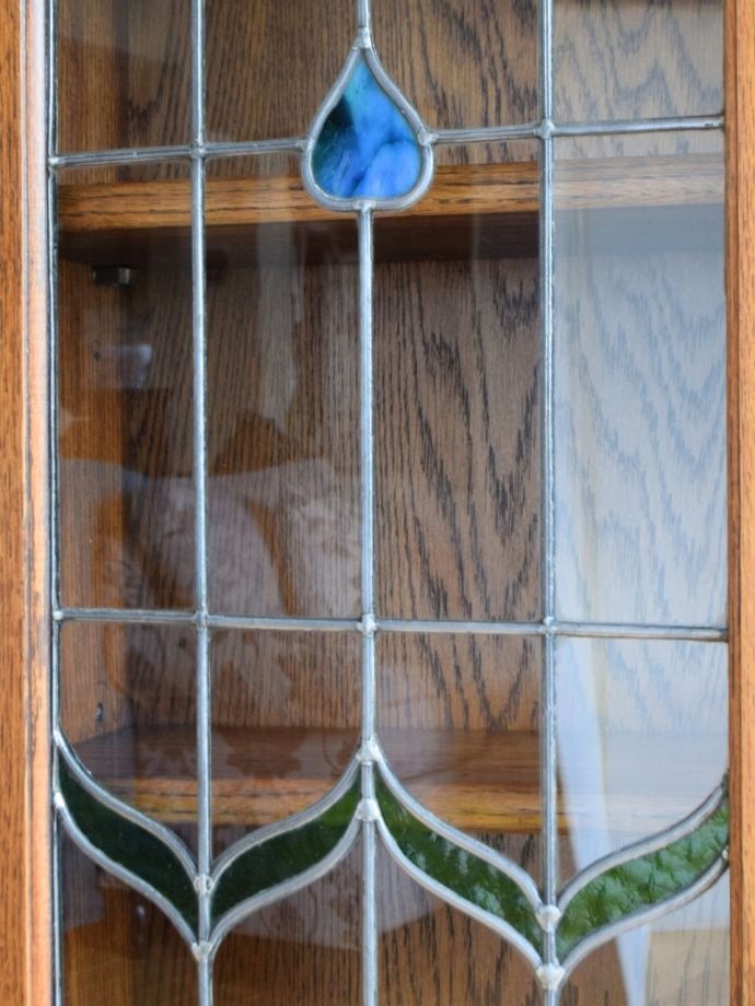 キャビネットの美しいガラス扉